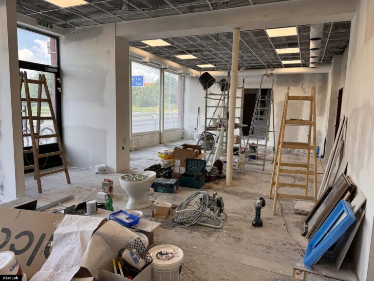 Otvorenie novej autobusovej čakárne musia odložiť. Dorábajú rozvody, čakajú na sedačky