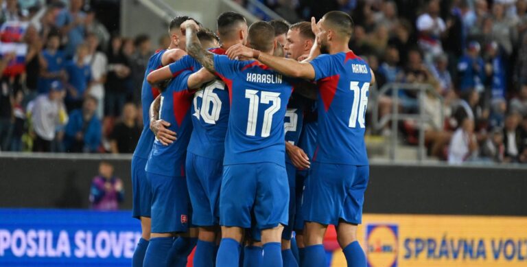 Na snímke radosť hráčov Slovenska po strelení gólu počas prípravného zápasu medzi Slovenskom a Walesom. Foto: Lukáš Grinaj/TASR
