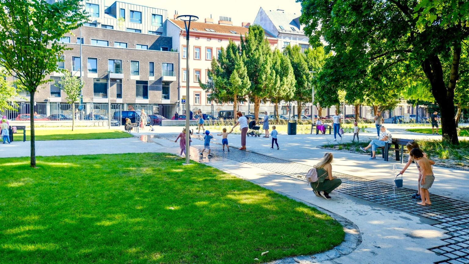 Park na Dunajskej ulici je dnes živým miestom, kde počujete smiech šťastných detí. Foto: BKS