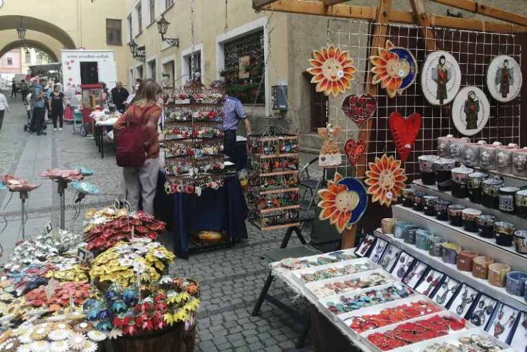 Ľudové tradície a remeslá dominujú centru Prešova. Trojičný jarmok je otvorený 