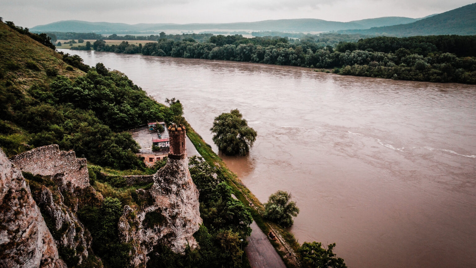 Prechod pre peších popri Devíne bude za chvíľu úplne vylúčený. Foto: redakcia/Kristóf Gremsperger