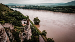 Bratislava stavia pre stúpajúci Dunaj mobilné hrádze. Hladina má v stredu ráno dosiahnúť 770 cm