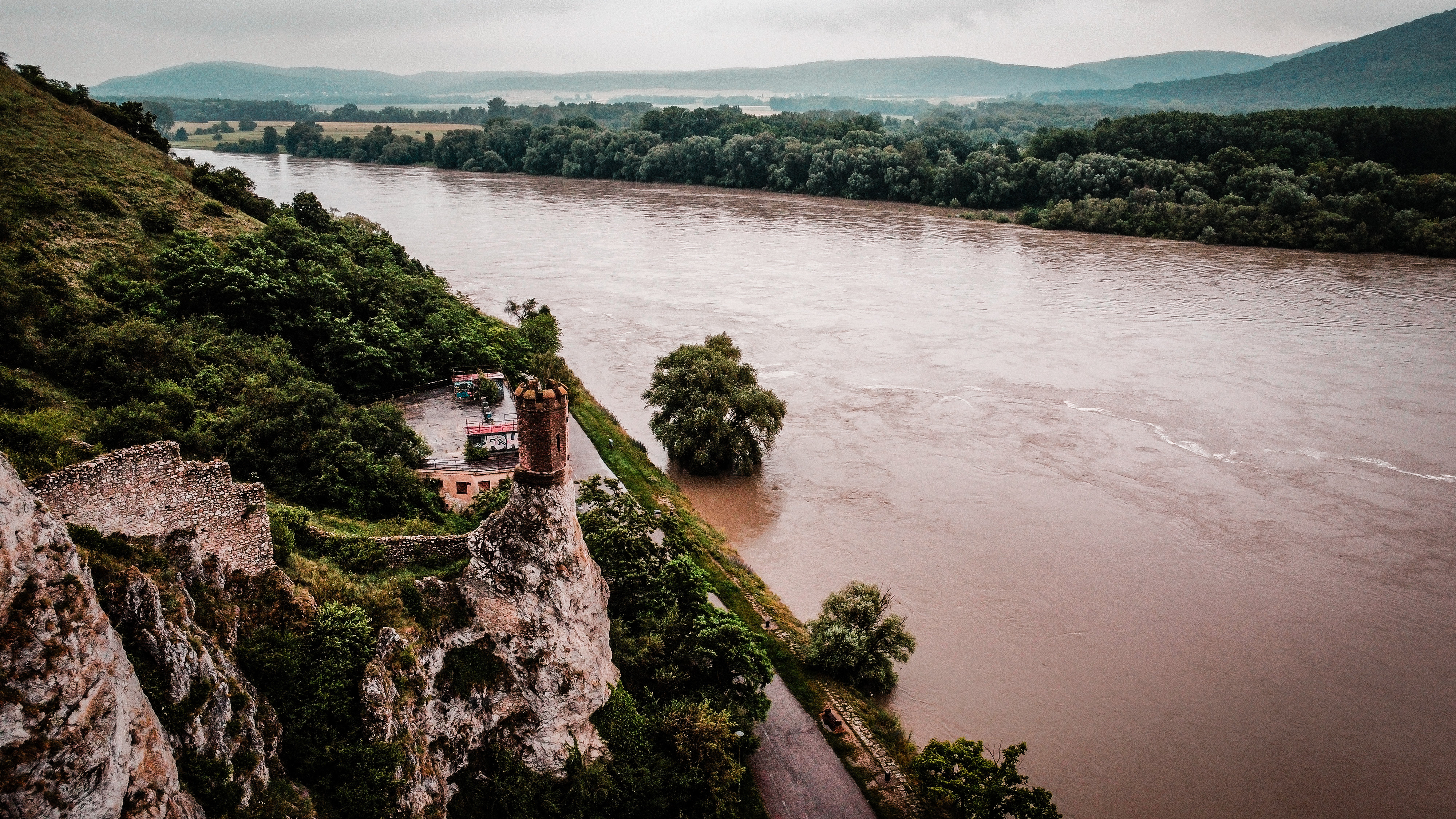 Bratislava stavia pre stúpajúci Dunaj mobilné hrádze. Hladina má v stredu ráno dosiahnúť 770 cm