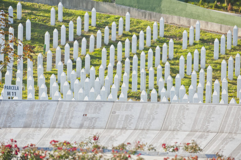 Múry veľvyslanectiev SR a Maďarska posprejovali odkazom na Srebrenicu