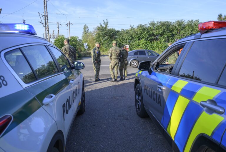 Spoločná kontrola Polície SR a Ozbrojených Síl na slovensko-maďarskej hranici. Foto: Jaroslav Novák/TASR