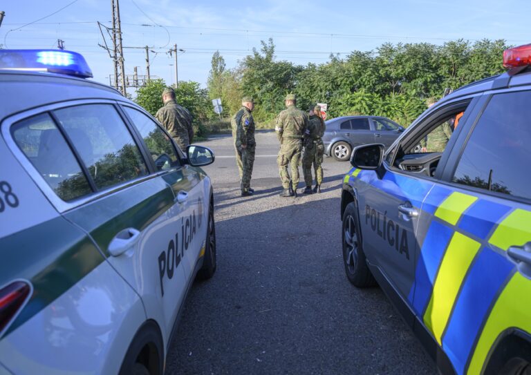 Maďarsko nepovolí mobily na školách ani po bombových hrozbách