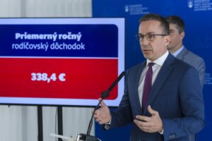 Rodičovský dôchodok 2 440 eur pre rodiča desiatich pracujúcich detí je problém