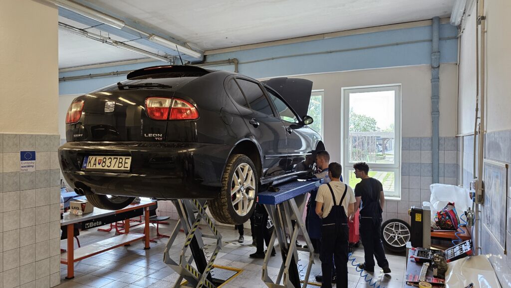 Dielňa, v ktorej sa učia budúci automechanici. Foto: Branislav Caban