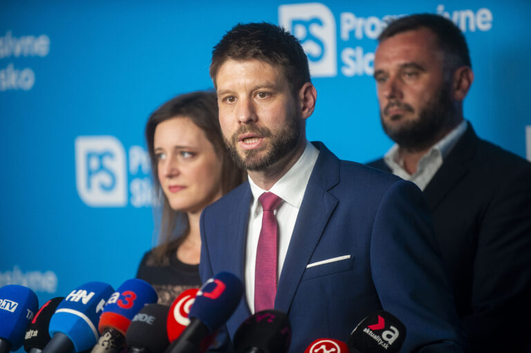 Progresívci vyzývajú premiéra Fica na zvolanie Bezpečnostnej rady pre bombové hrozby na školách