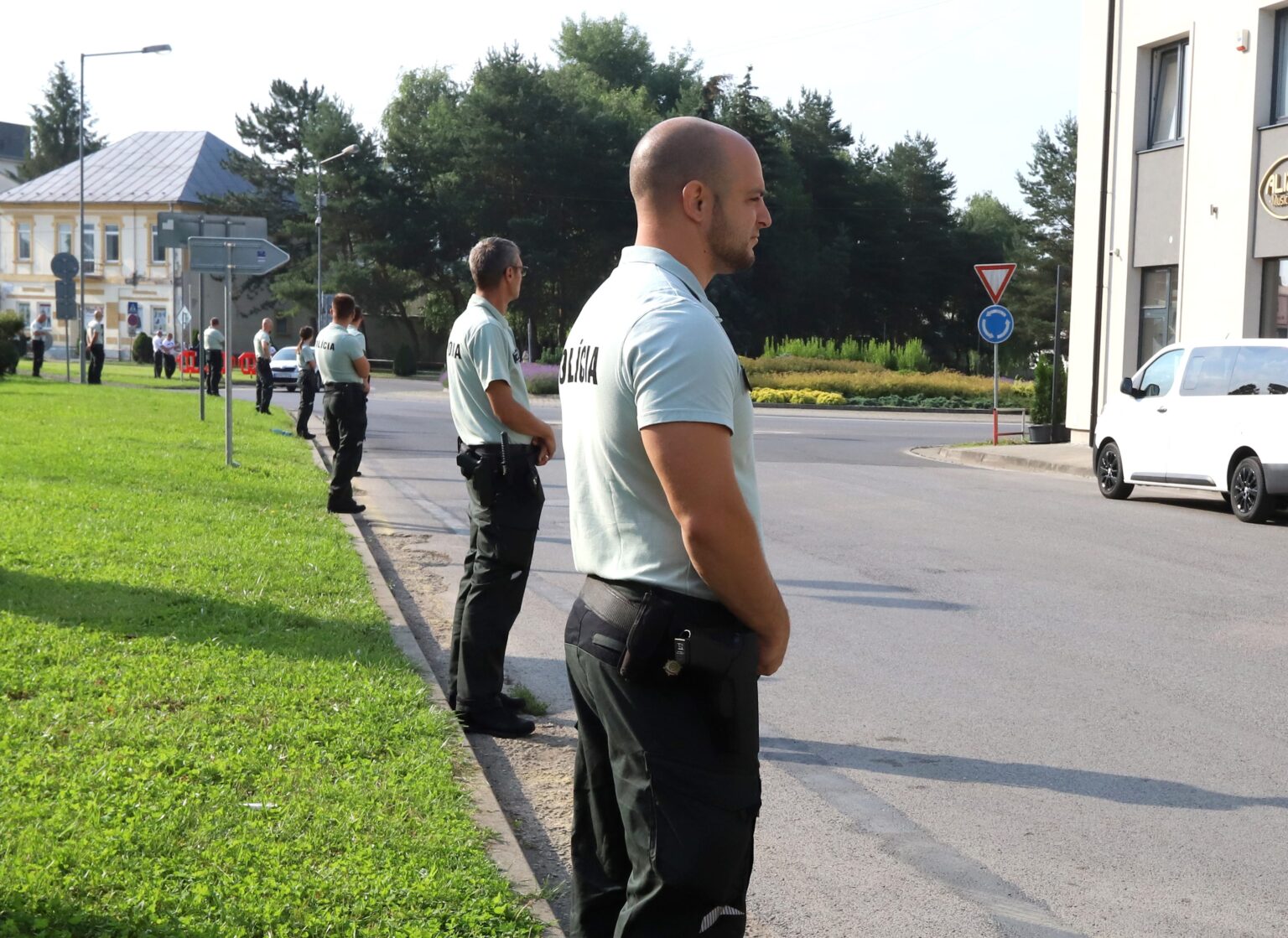 Bezpečnostné opatrenia v okolí Mestského kultúrneho strediska pred výjadzovým rokovaním vlády v Rimavskej Sobote 19. júna 2024. Foto: Ján Krošlák/TASR