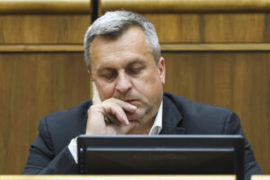 SNS chce zakázať dúhové vlajky pred štátnymi budovami. Heraldik varuje pred problémami