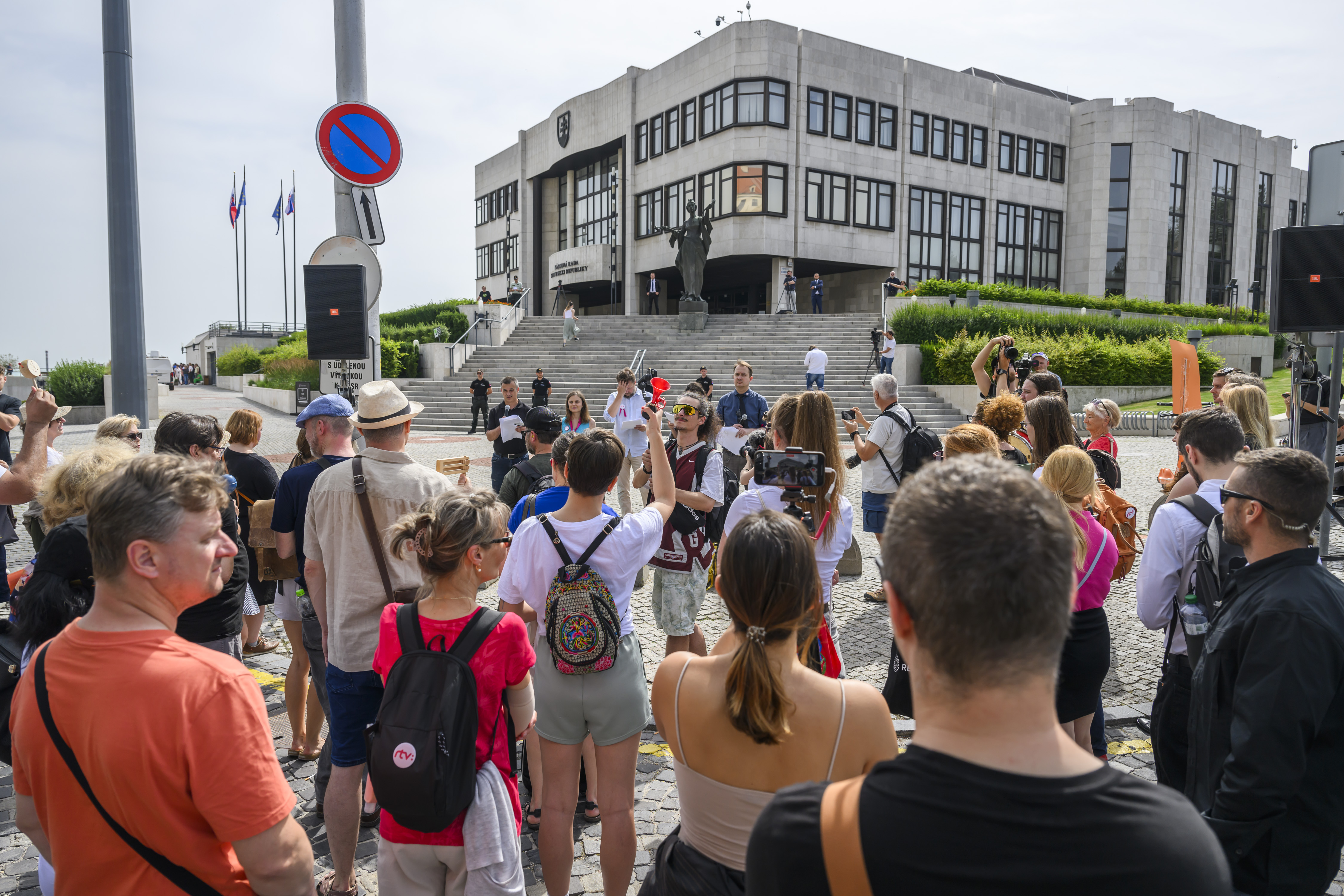 Pred parlamentom štrajkovali zamestnanci RTVS. Hovorili o ohrození slobody slova