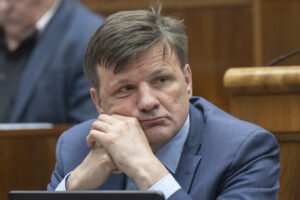 Výbor Národnej rady začal konanie voči Alojzovi Hlinovi. Príčinou je jeho podnikanie