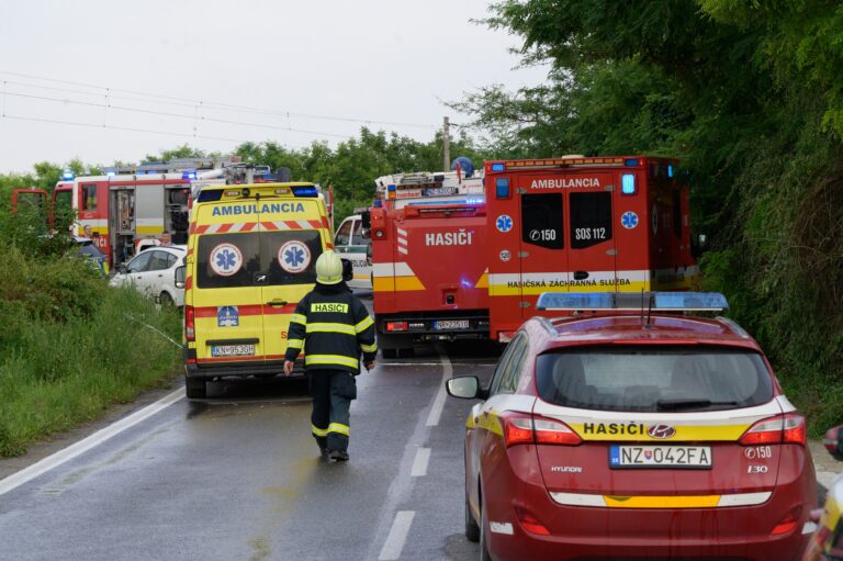 Po vážnej nehode pri Nových Zámkoch hlásia päť obetí. Autobus roztrhlo, rušeň vlaku horí