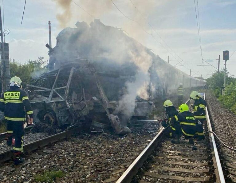 Rodiny obetí vlakovej nehody dostanú po 50-tisíc eur