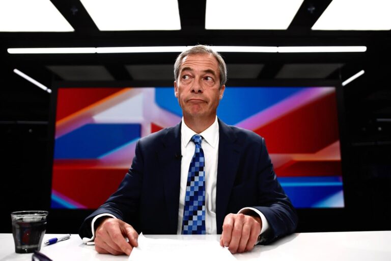 V Británii nastupuje nová parlamentná opozícia, farageovci predbehli toryovcov