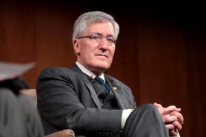 Robert George: Nahradiť Bidena je stále možné, demokratom by však hrozila občianska vojna