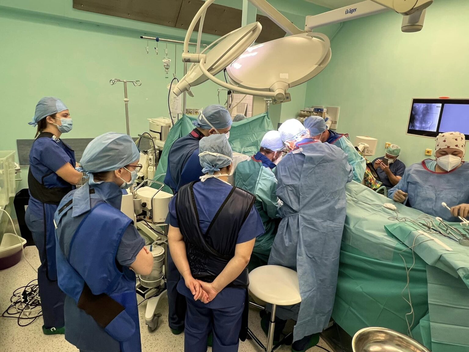 Školenie lekárov zamerané na miniinvazívne operácie driekovej chrbtice pod vedením MUDr. Martina Sedliaka. Foto: Facebook/UNB