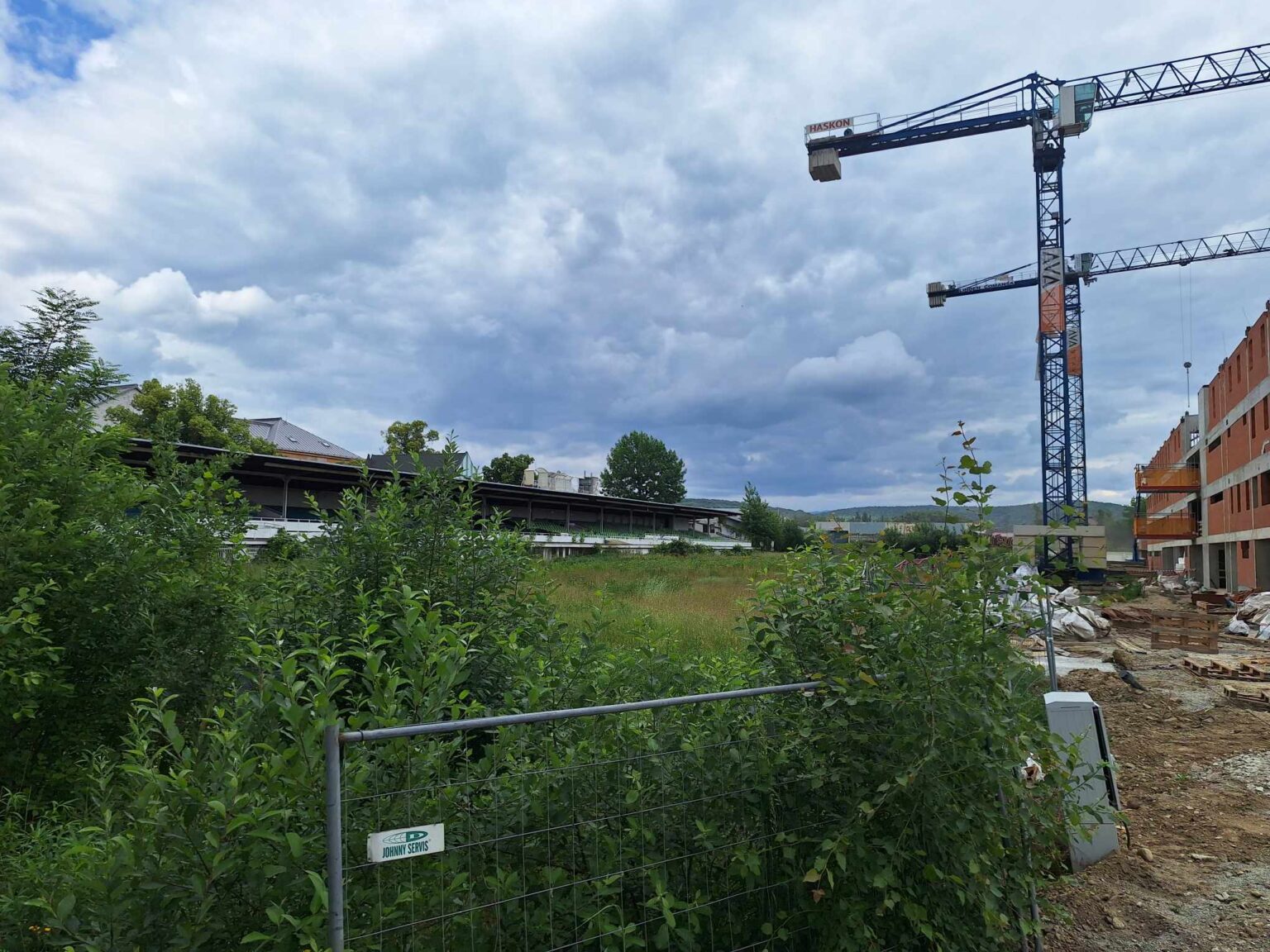 Pozemok susediaci s budúcim novým štadiónom je zatiaľ spustnutý a zarastený burinou. Foto: redakcia