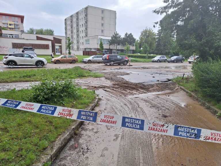 Mukačevskú ulicu v Prešove zatopilo. Prasklo vodovodné potrubie