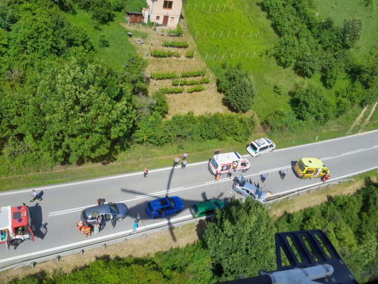 Polícia začala trestné stíhanie pre nehodu na Soroške. Zranilo sa šesť ľudí