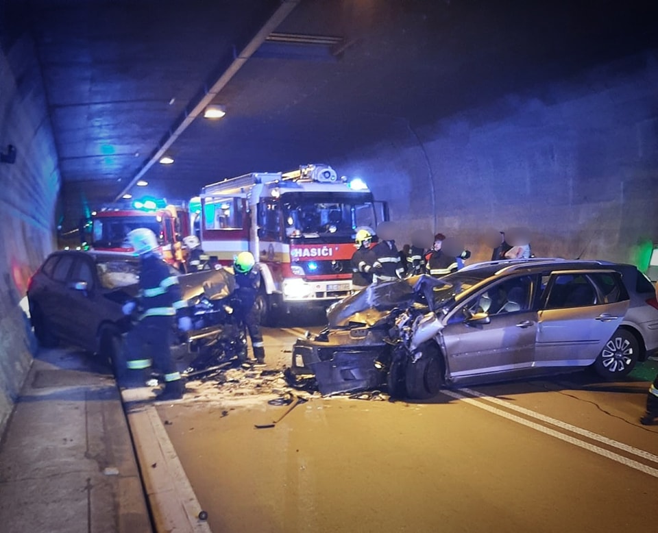 V tuneli Branisko došlo k vážnej nehode. Čelná zrážka si vyžiadala niekoľko zranení