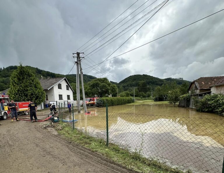 Mimoriadna situácia v Sninskom okrese. Zosúva sa pôda a sú zaplavené domy