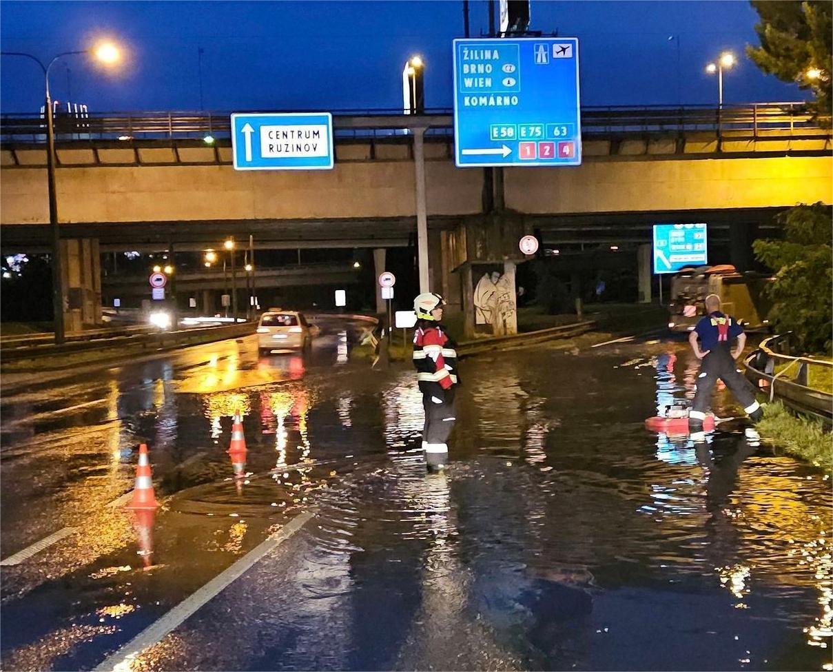 Video: Juhozápad Slovenska potrápilo počasie. Situácia sa nezmení ani v pondelok