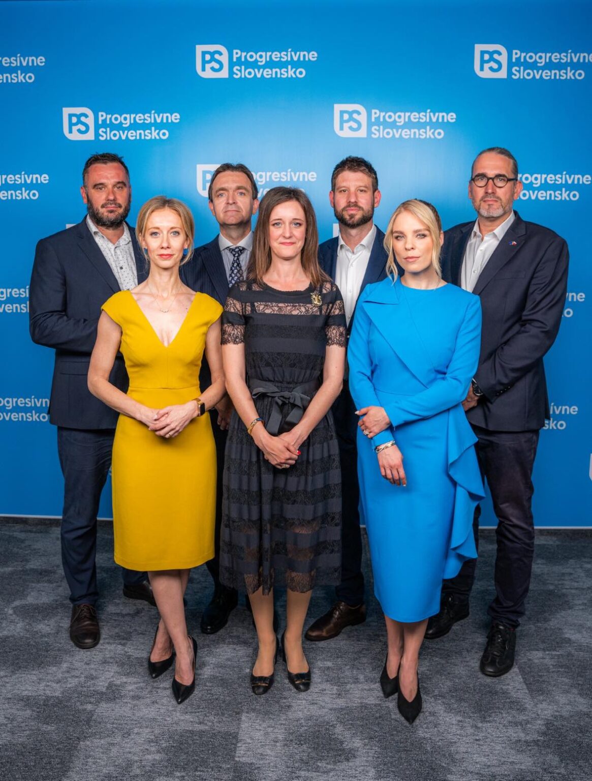 Členovia hnutia Progresívne Slovensko (PS), zľava Michal Wiezik, Lucia Yar, Ľudovít Ódor, Ľubica Karvašová, predseda hnutia Progresívne Slovensko Michal Šimečka, Veronika Cifrová Ostrihoňová a Martin Hojsík zvolení do europarlamentu. Foto: Facebook/PS