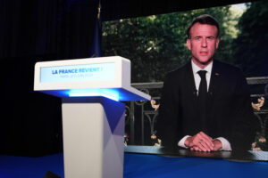 V eurovoľbách posilnila pravica. Macron po porážke vyhlásil predčasné voľby