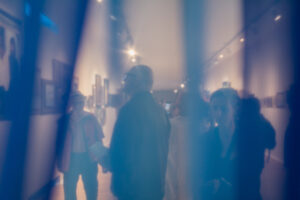 Vernisáž AZZURRO návštevníkov nalákala na modrú. Diela vytvorili vodnú hladinu