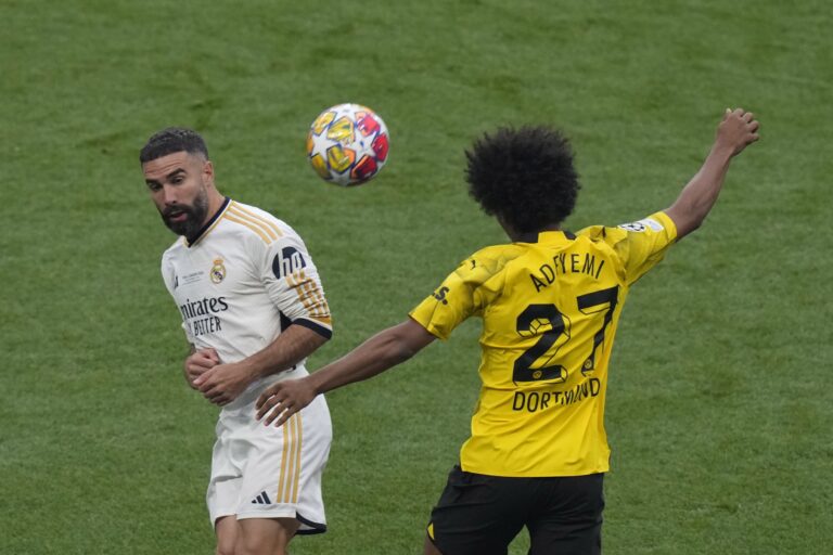 Futbalista Realu Madrid Dani Carvajal (vľavo) a hráč Borussie Dortmund Karim Adeyemi bojujú o loptu počas finálového zápasu Ligy majstrov Borussia Dortmund - Real Madrid na štadióne Wembley v Londýne v sobotu 1. júna 2024. Foto: TASR/AP 