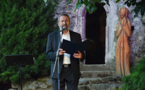 Zažite neopakovateľnú atmosféru na Veľkej Skalke pri Trenčíne. Máte na to jedinú noc