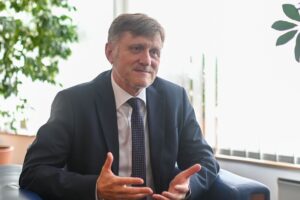 Jurčák z NBS: Vlády Smeru pristupovali k rezortu financií zodpovednejšie ako tá Matovičova