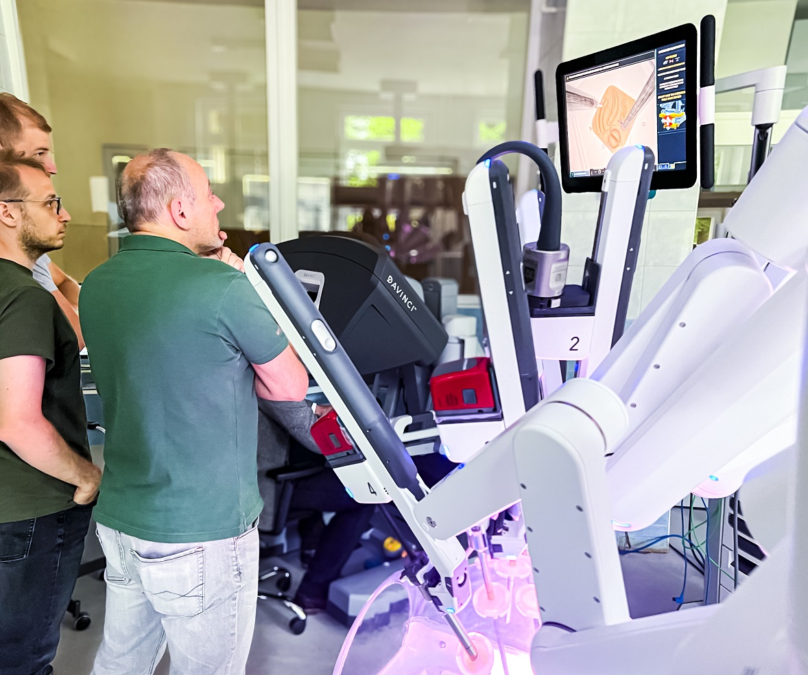 Podarí sa Prešovskej nemocnici získať robotického pomocníka Da Vinci? Práve ho testujú