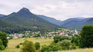 Dedina s 1200 obyvateľmi je stredisko cestovného ruchu v celom okrese i regióne