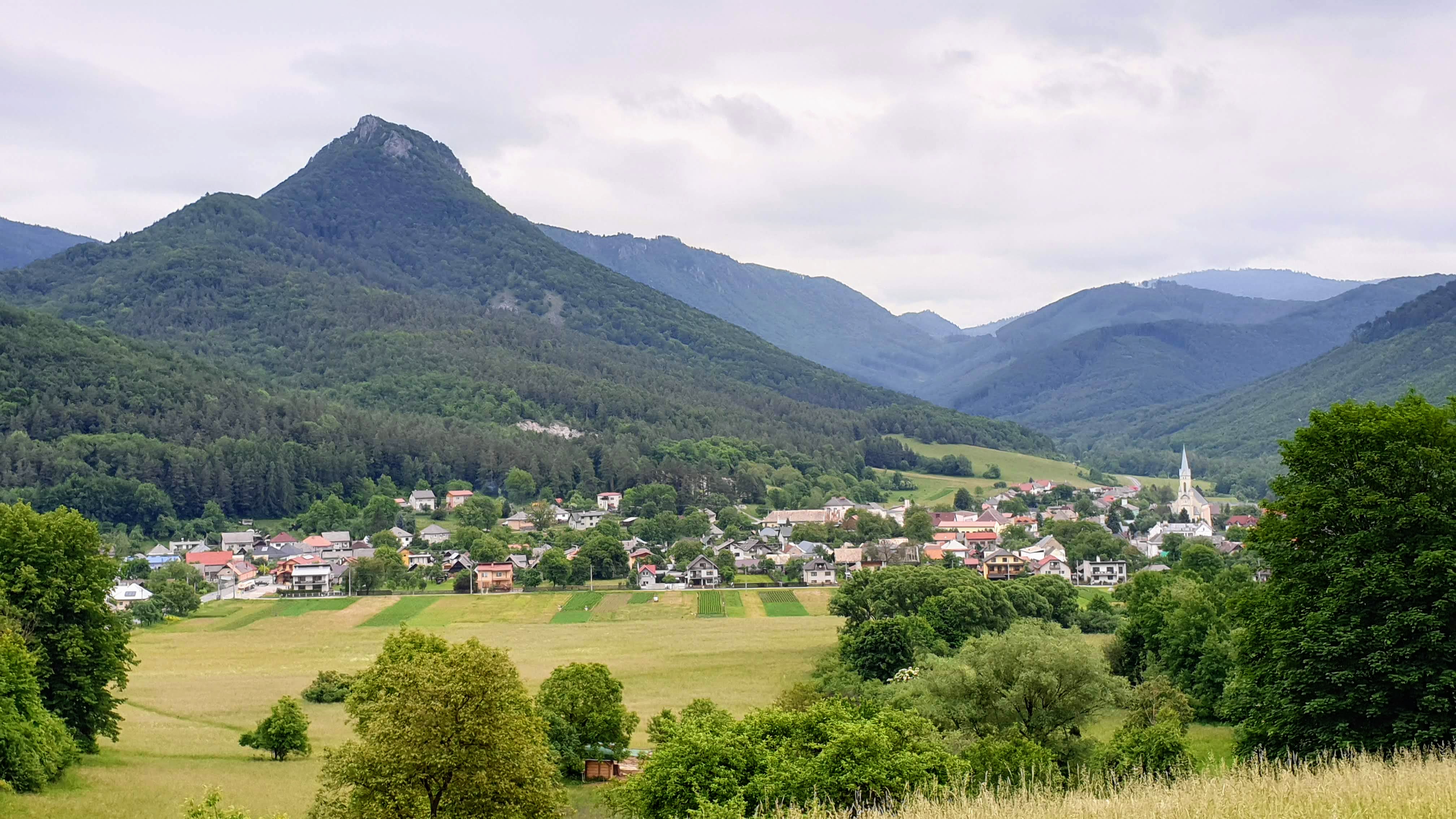 Dedina s 1200 obyvateľmi je stredisko cestovného ruchu v celom okrese i regióne
