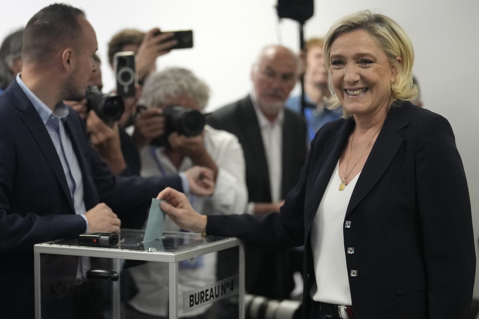 Marine Le Penová vhadzuje obálku s hlasovacím lístkom do volebnej schránky v meste Hénin-Beaumon počas 1. kola predčasných parlamentných volieb vo Francúzsku v nedeľu 30. júna 2024. Foto: TASR/AP
