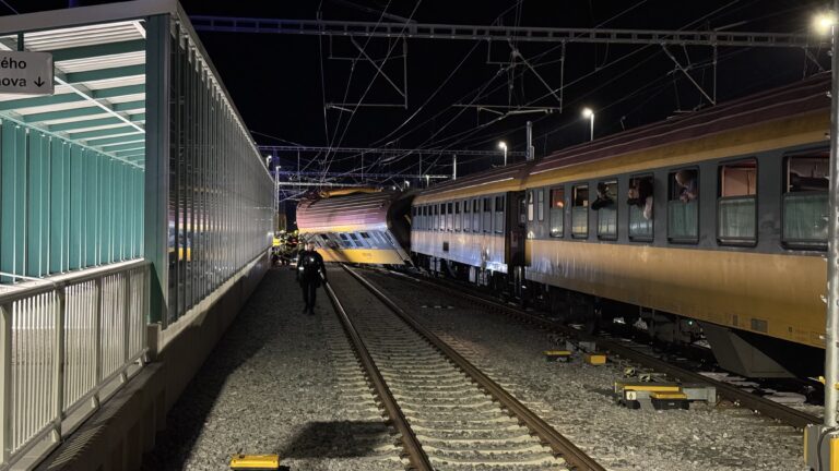 Zničený vagón spoločnosti Regio Jet po zrážke s nákladným vlakom. Foto: Twitter/ HZS Pardubický kraj