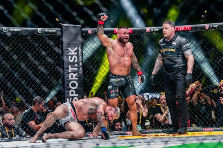 Karlos Vémola oslavuje víťazstvo nad Attilom Véghom. Foto:  Twitter/Oktagon MMA