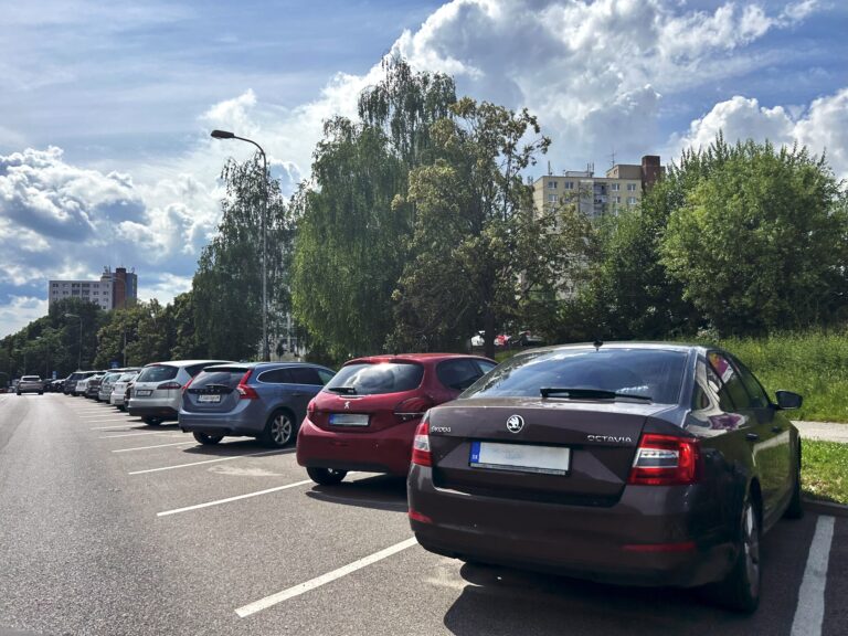Mestu sa míňajú kapacity na stavanie nových parkovísk. Aká realita čaká šoférov v Trenčíne?