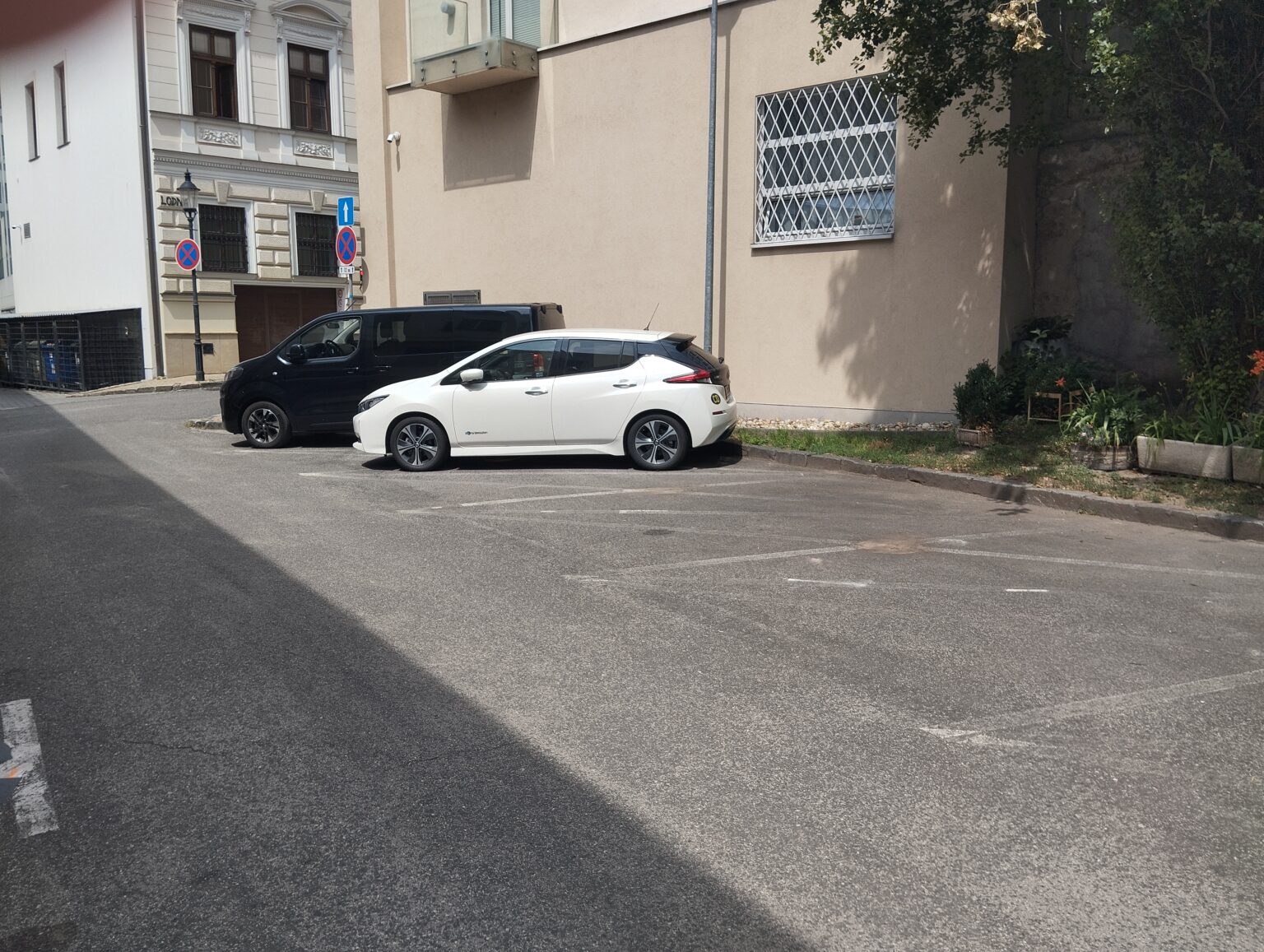 Pri hoteli Devín boli odstránené parkovacie zábrany. Foto: Ján Vida