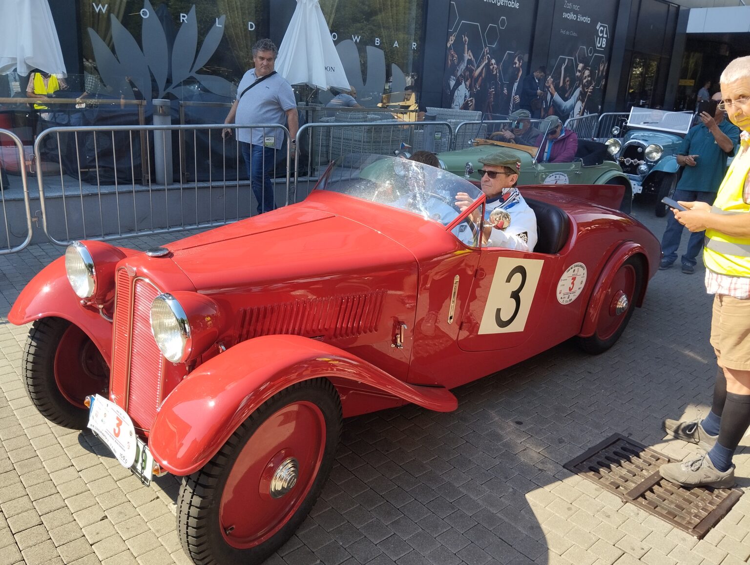 Pred štartom je pripravená Jawa 750. Foto: Ján Vida
