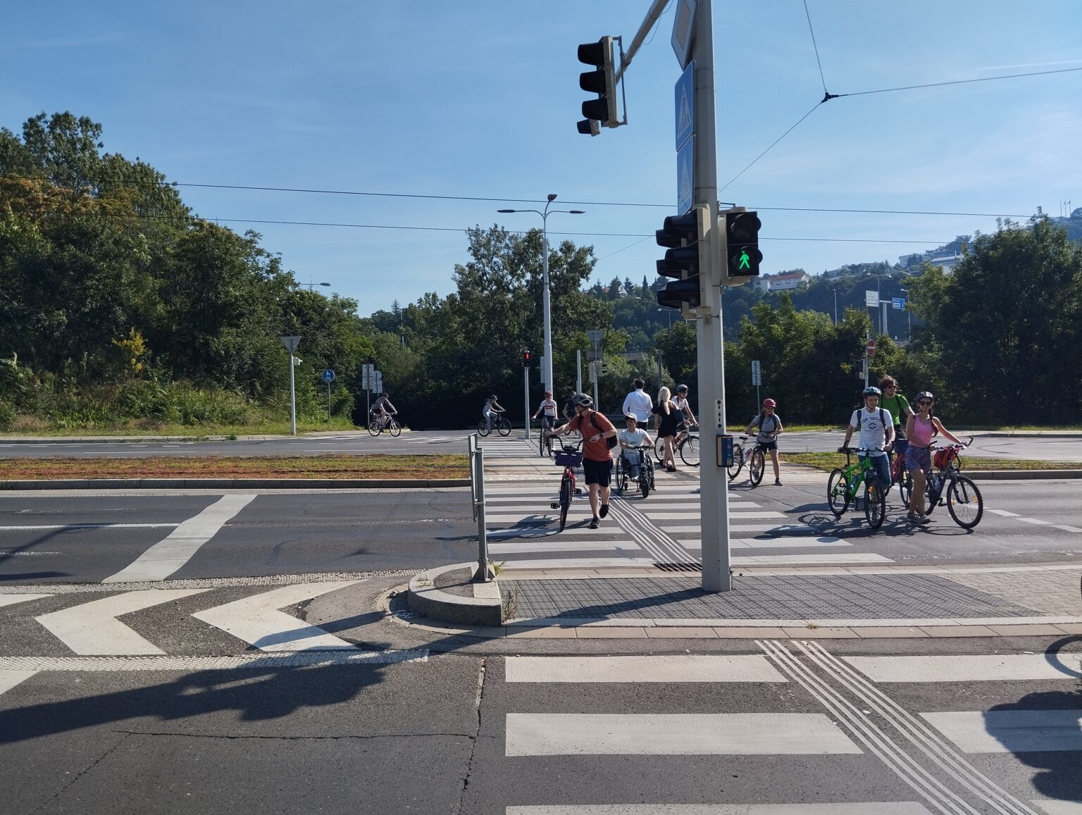 Na vzdialenejšom semafore svieti zelená signalizácia kratšie ako na bližšom. Foto: Ján Vida