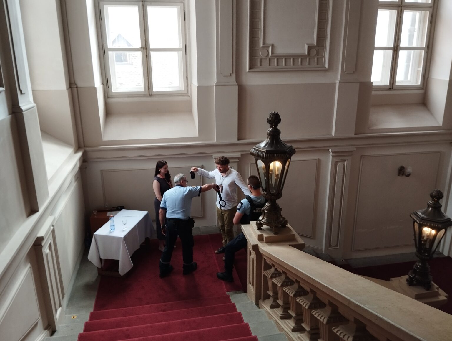 Pred vstupom na mestské zastupiteľstvo prebiehala prísna kontrola. Foto: Ján Vida