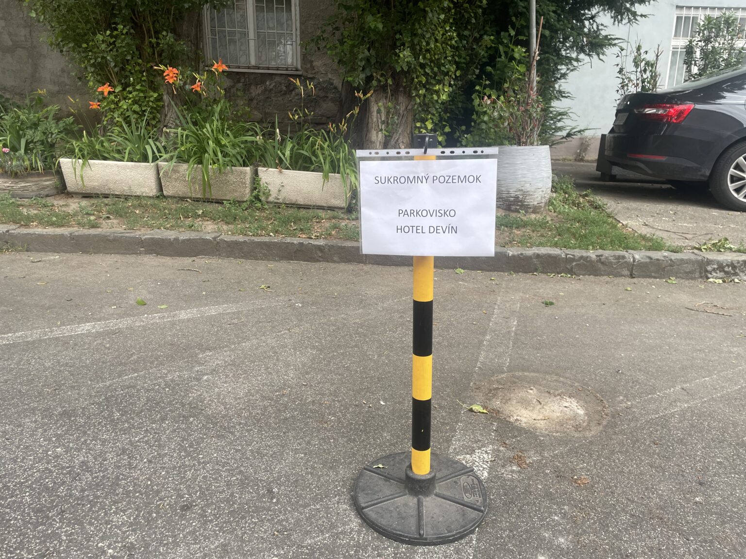 Provizórne označenie upozorňuje, že ide o súkromné parkovacie miesta. Foto: Hotel Devín 