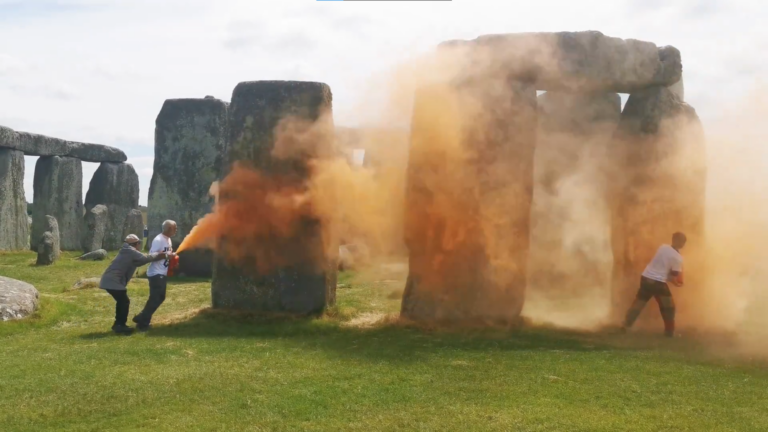 Klimatickí aktivisti zacielili už aj na legendárny Stonehenge