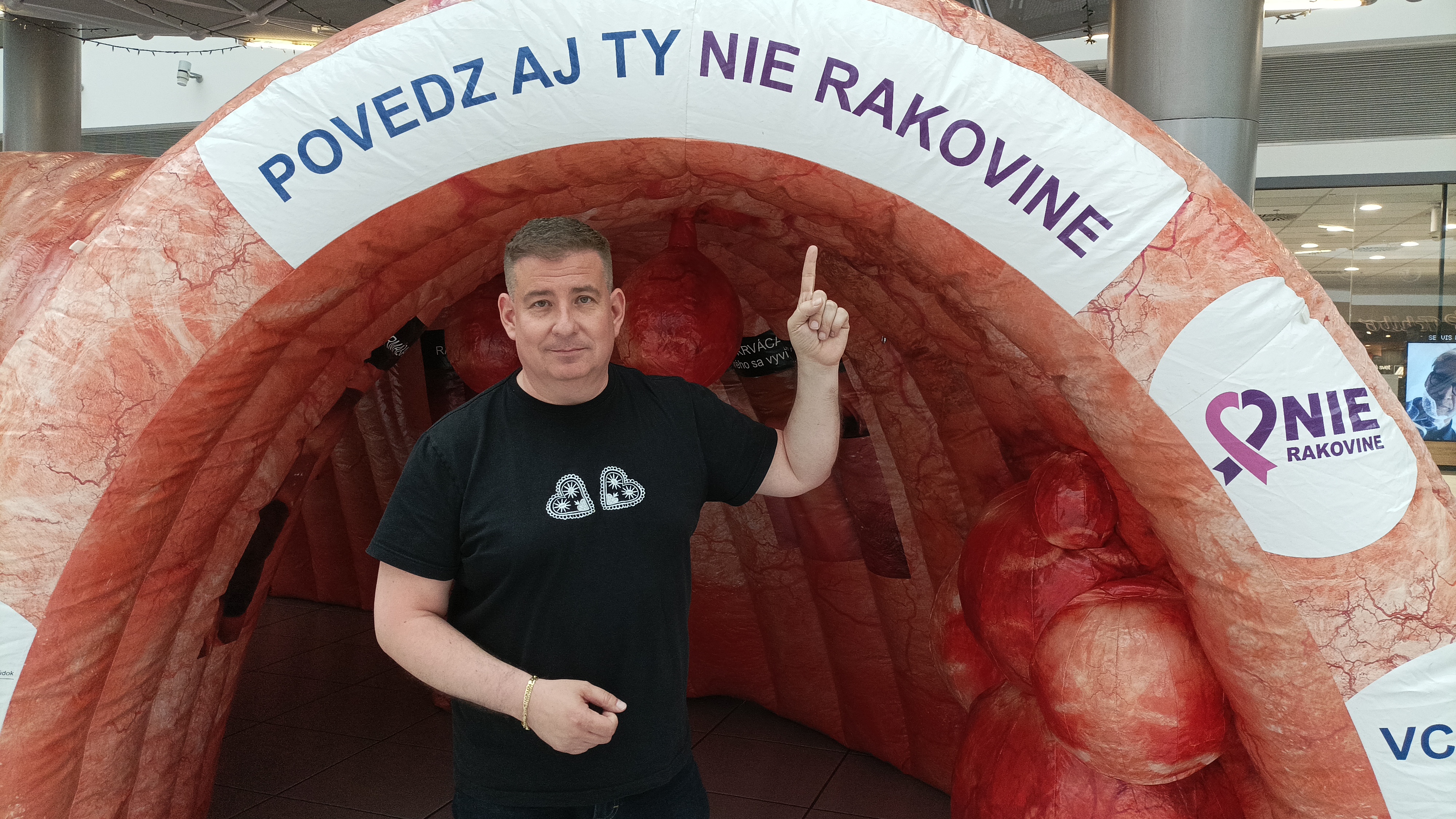 Známy moderátor prišiel pre rakovinu o otca. Keby chorobu odhalili skôr, nemusel zomrieť