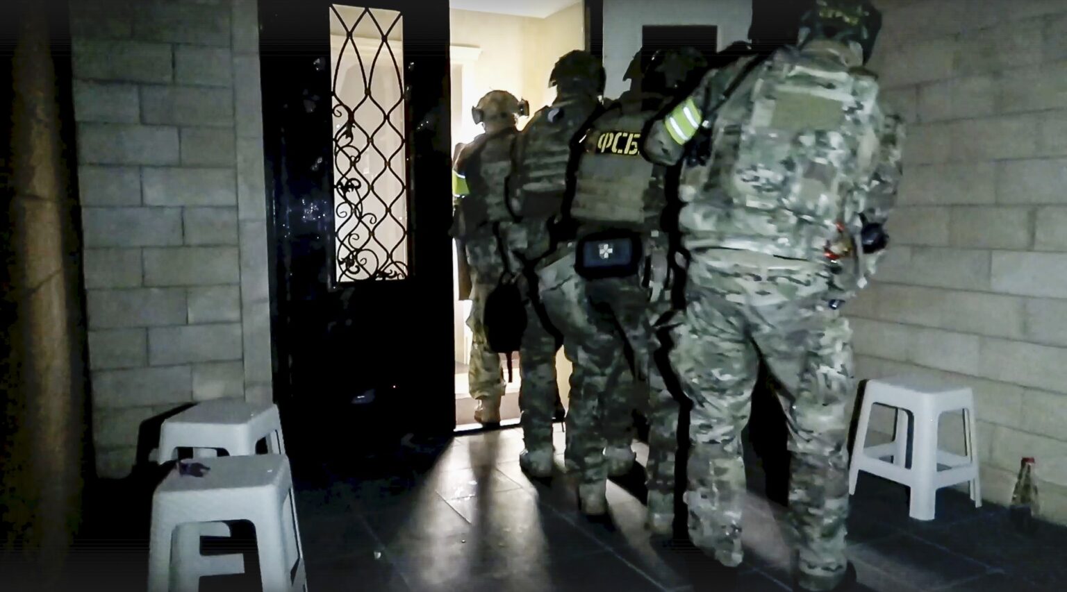 Na snímke z videa zverejnenej v pondelok 24. júna 2024 policajti počas protiteroristickej operácie v Dagestane na ruskom severnom Kaukaze. Foto: TASR/AP 