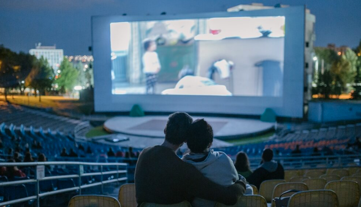 Počas celého leta sa návštevníci môžu tešiť na premietanie filmových noviniek pod holým nebom. Foto: archív k13.sk